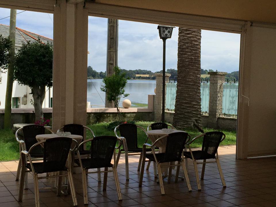 Cafetería del restaurante con vistas al río